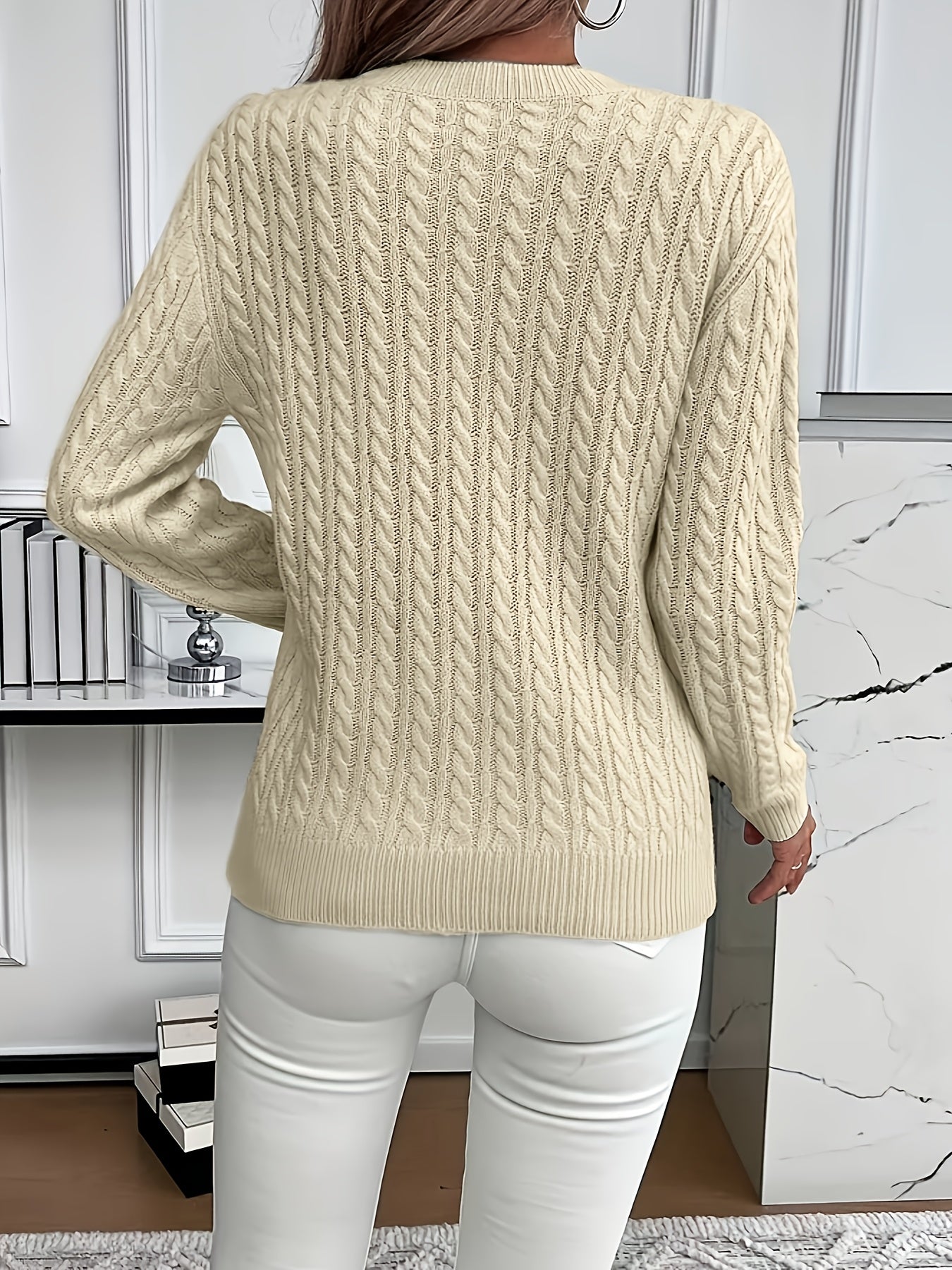 Lotte Andersen | Cable-Strikket Sweater med Rund Hals