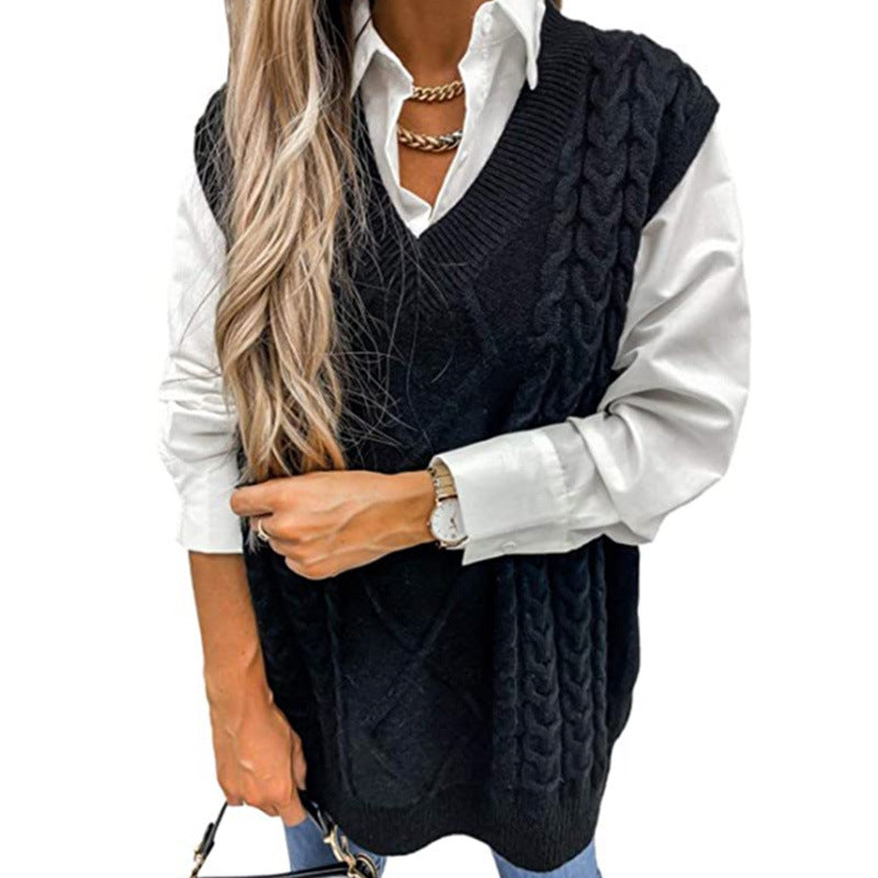 Vibeke Olsen | Cable-strikket vest med V-hals i marineblå