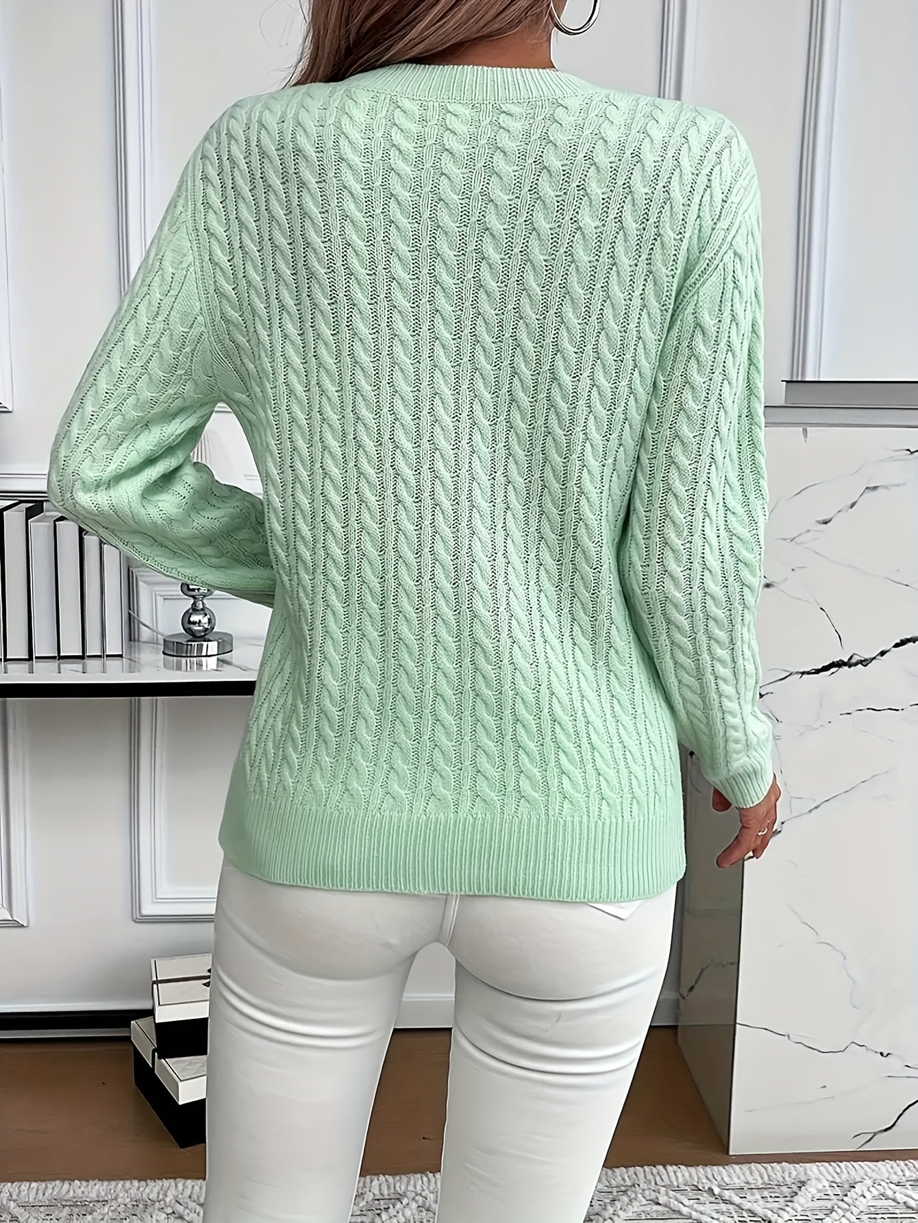 Lotte Andersen | Cable-Strikket Sweater med Rund Hals