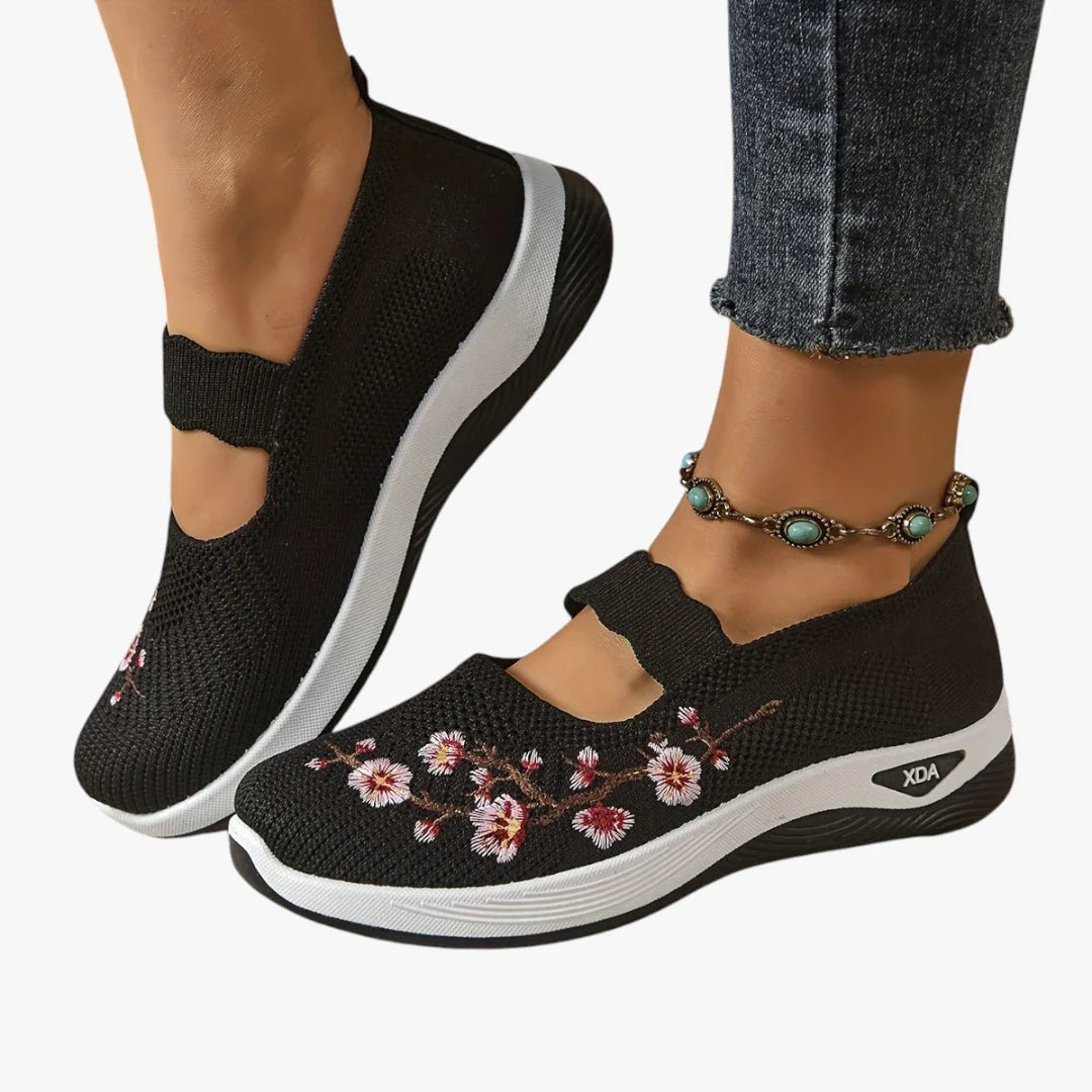 Rikke Nielsen | Slip-on Sneakers med Broderi og Svangstøtte