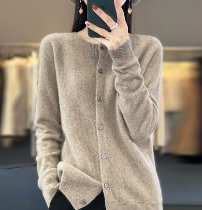 Freja Madsen | Strikcardigan med rund hals og knapper