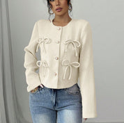 Ella Vang | Cropped tweed-jakke med sløjfedetaljer og perleknapper