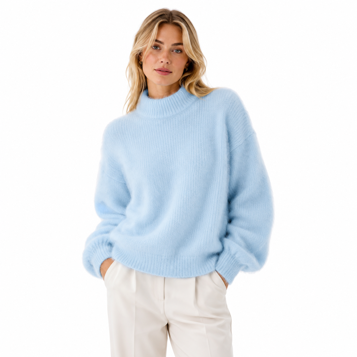 emilie-toft-blod-highneck-sweater-i-lysebla-model.png