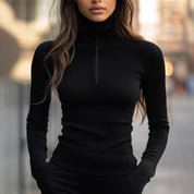 Karoline Fisker | Ribstrikket turtleneck-bluse med lynlås