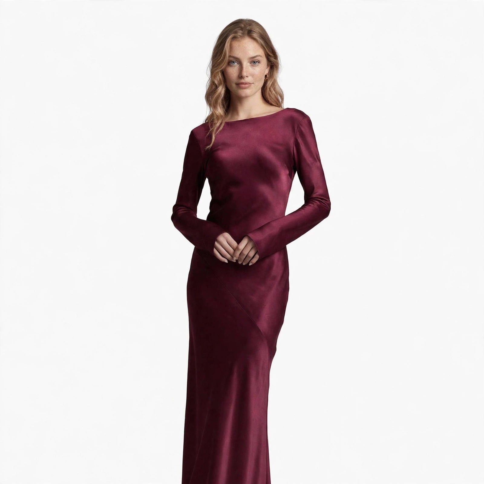 Josefine Berthelsen | Satin Maxi-kjole med Lav Ryg i Bordeaux