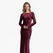 Josefine Berthelsen | Satin Maxi-kjole med Lav Ryg i Bordeaux