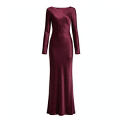 Josefine Berthelsen | Satin Maxi-kjole med Lav Ryg i Bordeaux