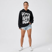 Roxanne Bellamy | Oversized Hoodie med Love Yourself-Rygprint