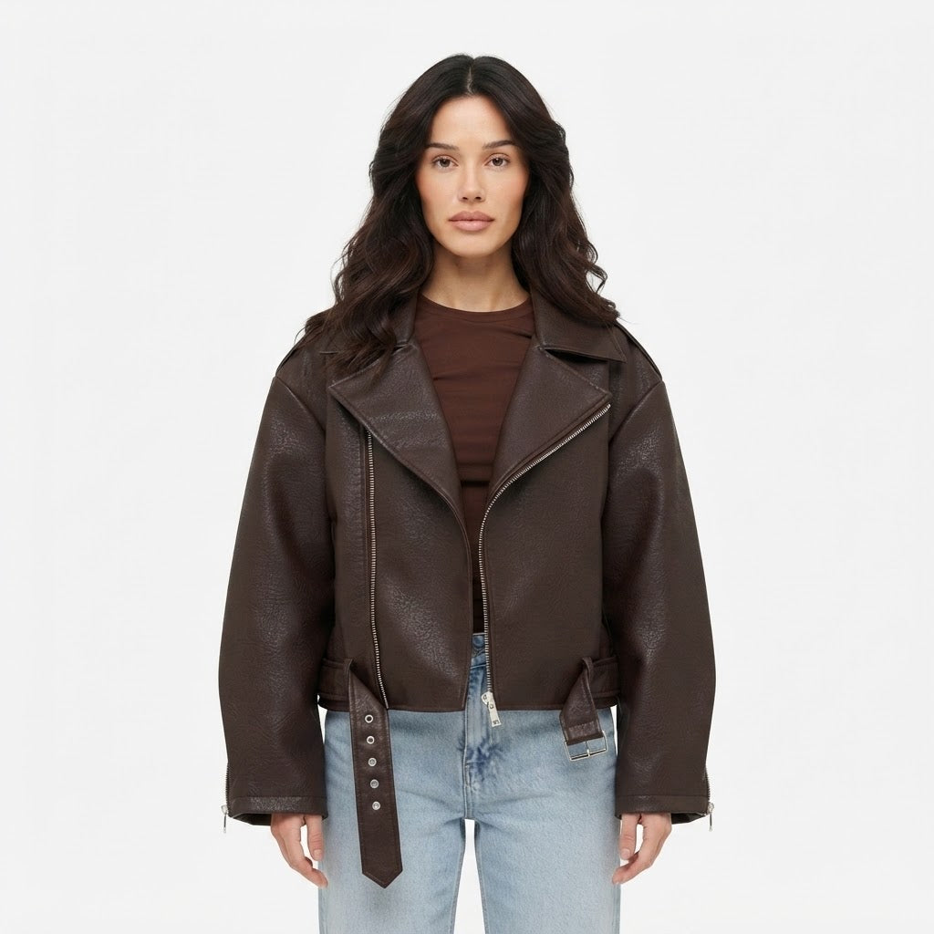 freja-moller-laederjakke-i-brun-med-baeltedetalje-model.jpg