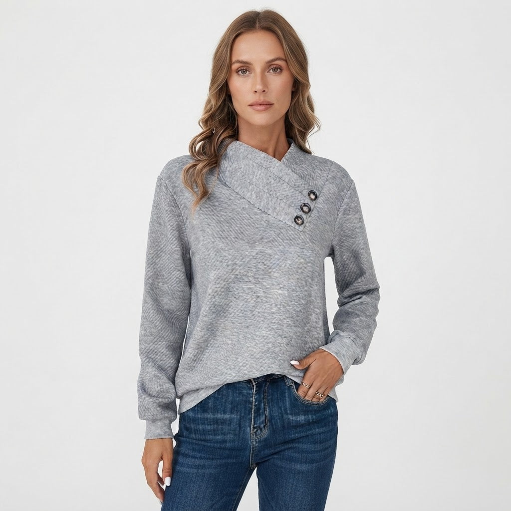 gitte-lykke-sweatshirt-med-asymmetrisk-knapdetalje-model.jpg