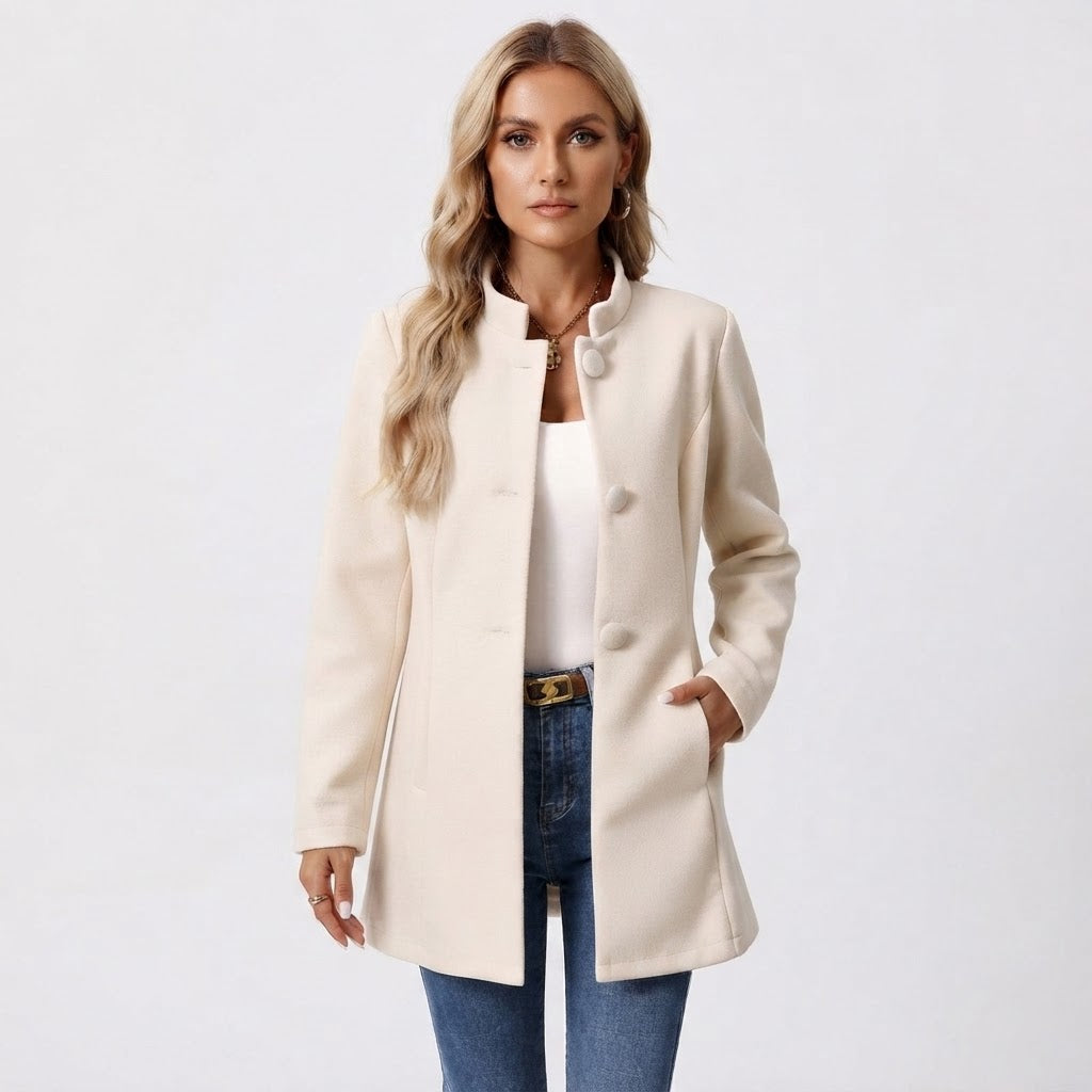 ida-falck-elegant-frakke-med-stand-collar-i-creme-model.jpg