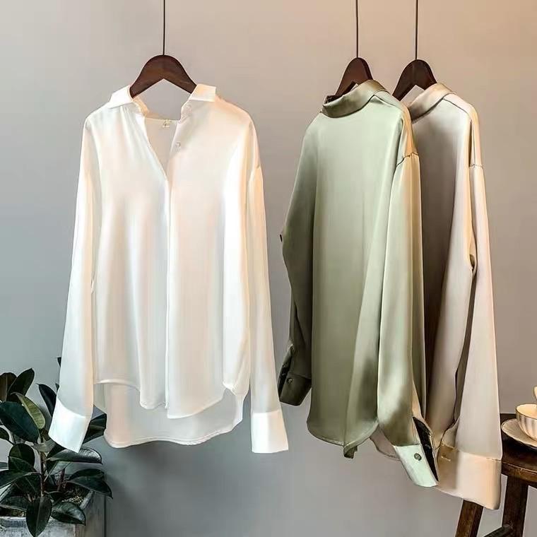 Trine Olsen | Satinbluse i Guld med Elegant Finish