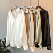 Trine Olsen | Satinbluse i Guld med Elegant Finish