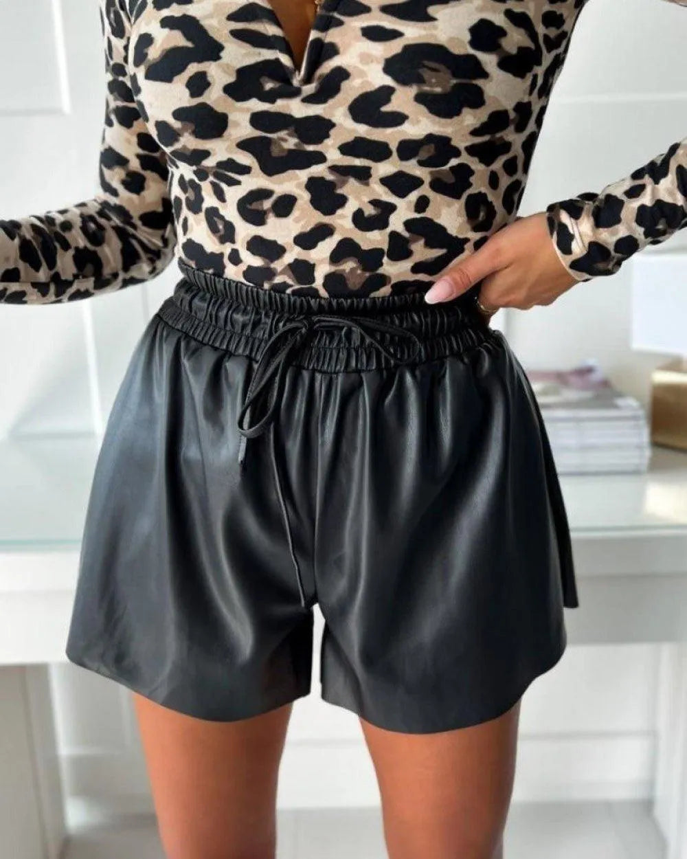 Fiona Castellani | Faux Lædershorts i Sort – Løs Pasform med Elastisk Talje