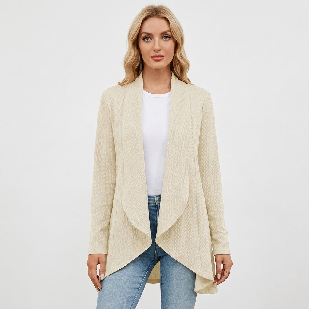 karen-fenger-strikcardigan-i-cremefarvet-kabelmonster-model.jpg