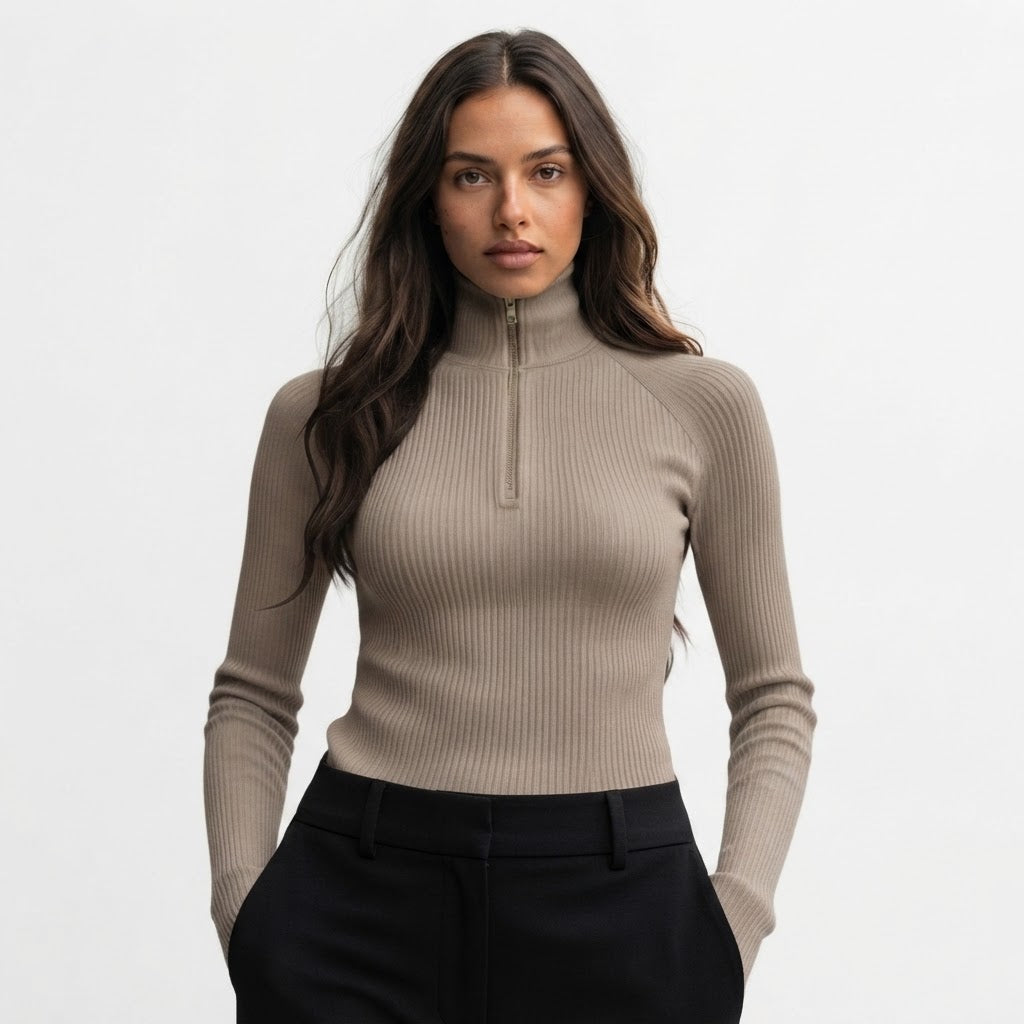 karoline-fisker-ribstrikket-turtleneck-bluse-med-lynlas-model.jpg