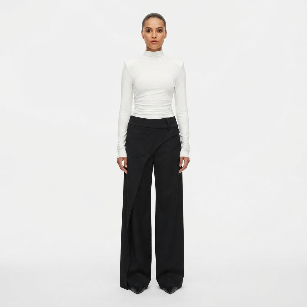 katrine-larsen-asymmetriske-wide-leg-bukser-i-fuld-laengde-model.jpg