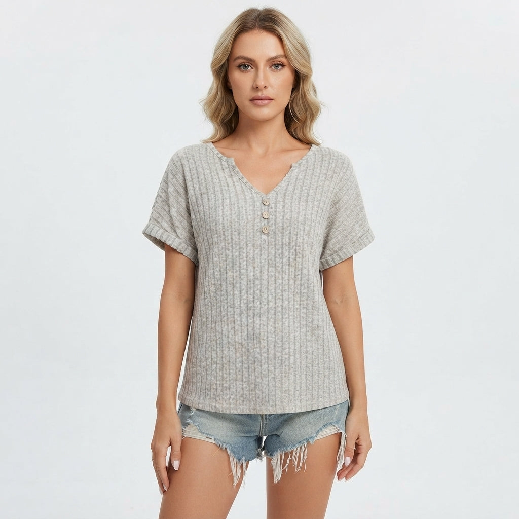 kirstine-agger-ribstrikket-v-neck-bluse-med-knapper-model.jpg