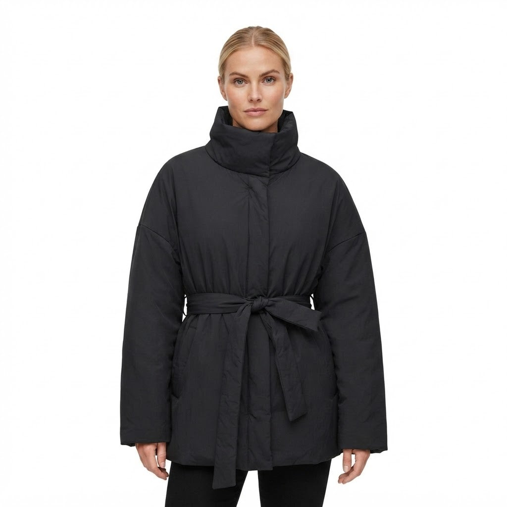 Maja Nielsen | Wattierte Jacke mit Bindegürtel und Stehkragen
