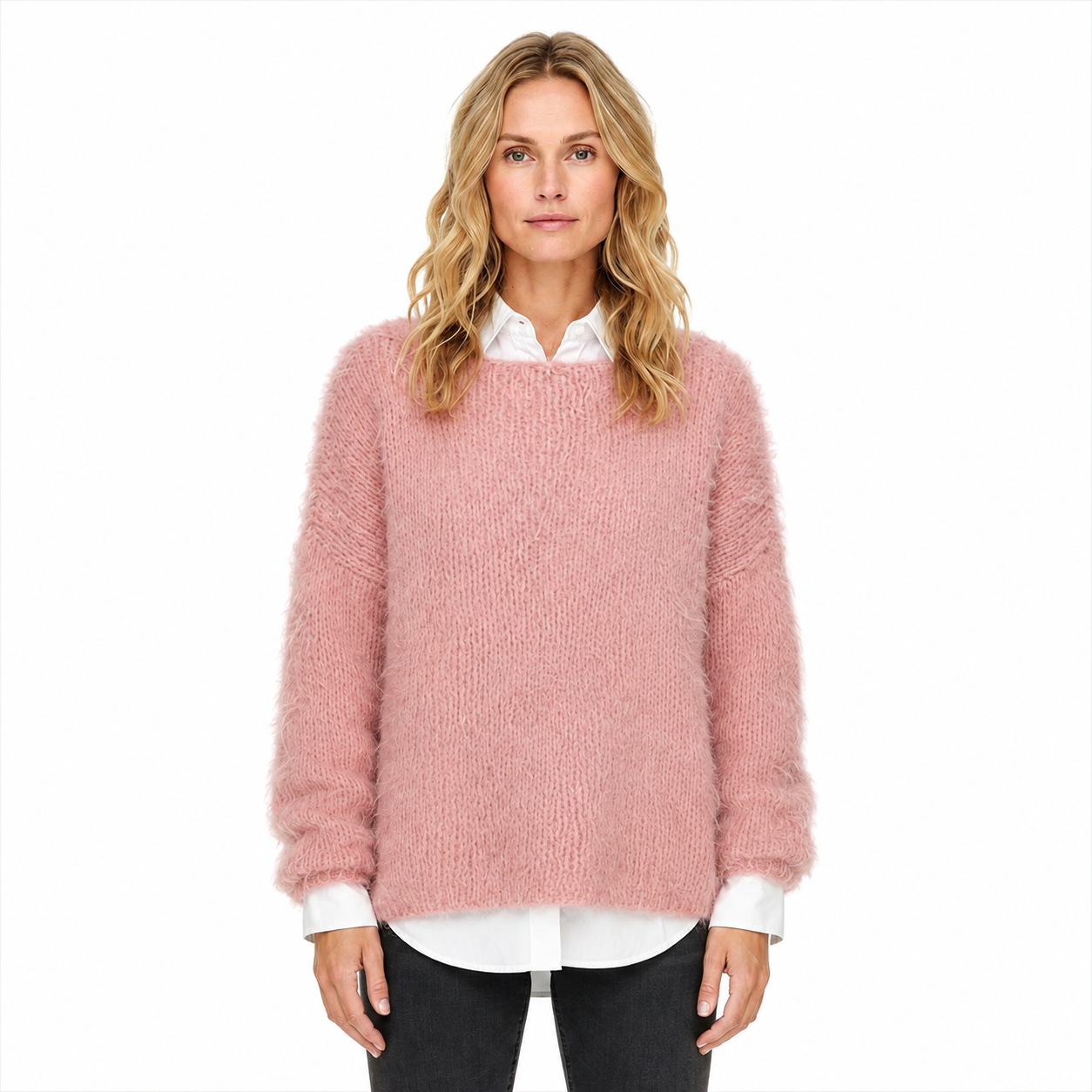 malin-berggren-oversized-striksweater-med-rund-hals-model.png