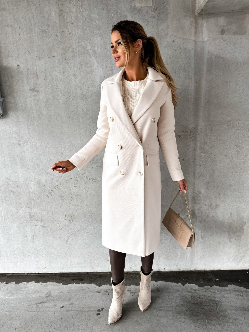 Vittoria Sorensen | Elegant Lang Cremefrakke med Dobbeltknapper