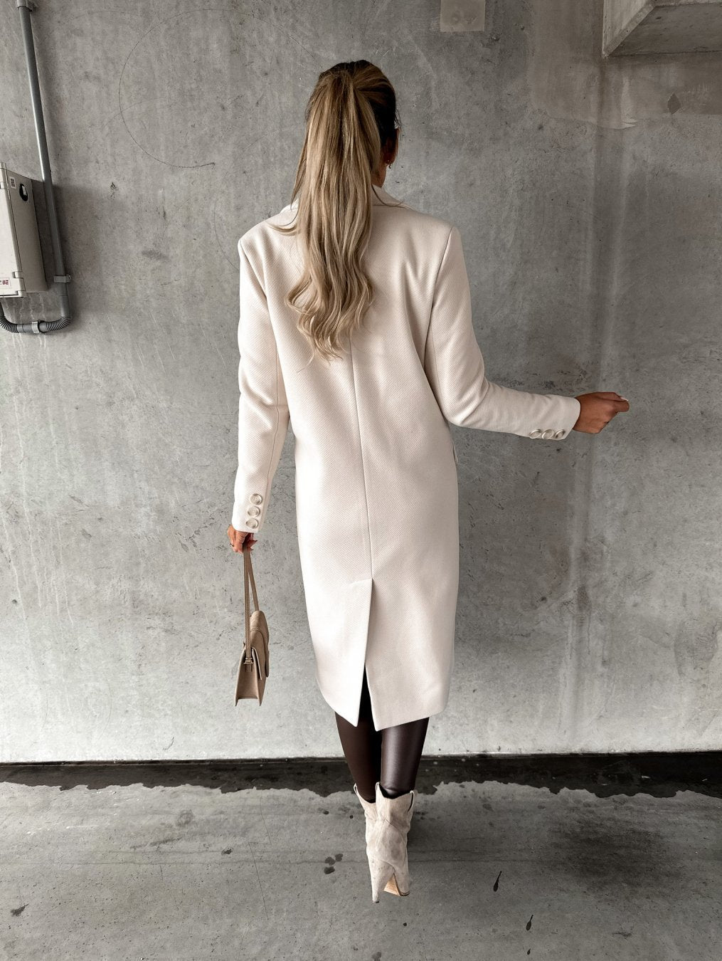 Vittoria Sorensen | Elegant Lang Cremefrakke med Dobbeltknapper