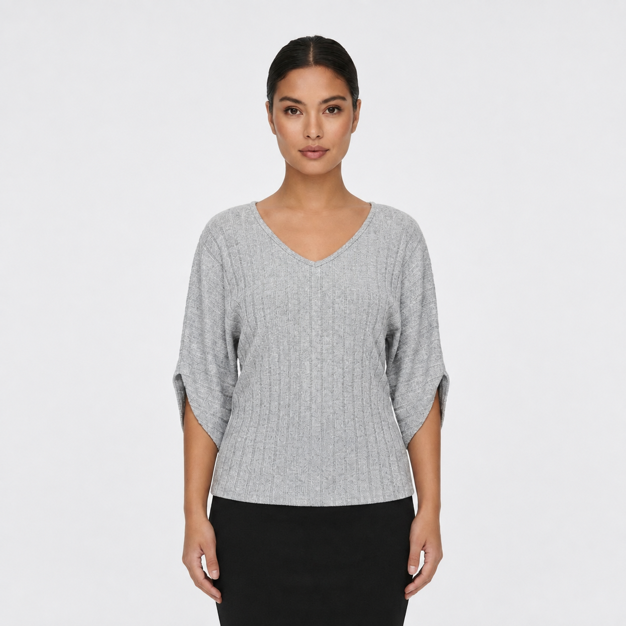 mia-knudsen-ribstrikket-v-hals-bluse-med-3-4-aermer-model.png