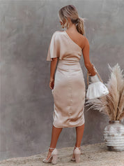 Claudia Salvatore | Midi-festkjole med asymmetrisk design i midnatsblå satin