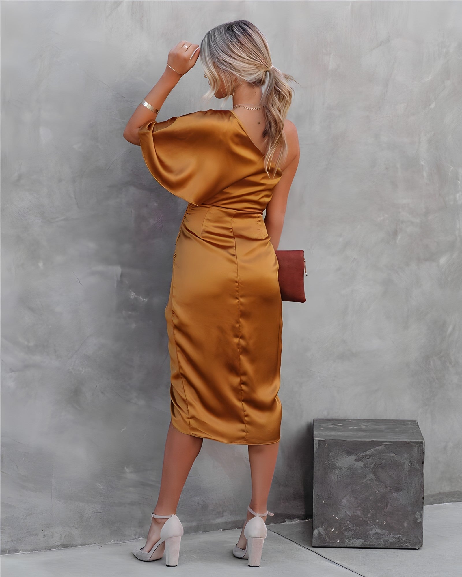 Claudia Salvatore | Midi-festkjole med asymmetrisk design i midnatsblå satin