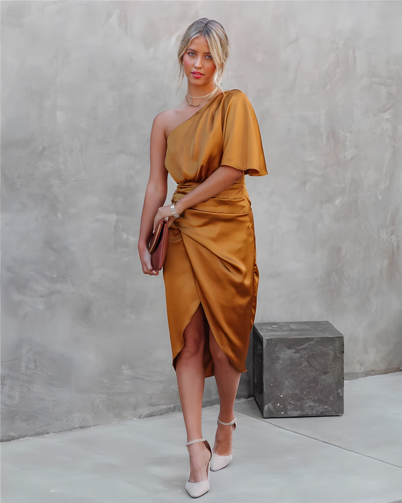 Claudia Salvatore | Midi-festkjole med asymmetrisk design i midnatsblå satin