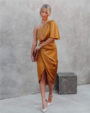 Claudia Salvatore | Midi-festkjole med asymmetrisk design i midnatsblå satin