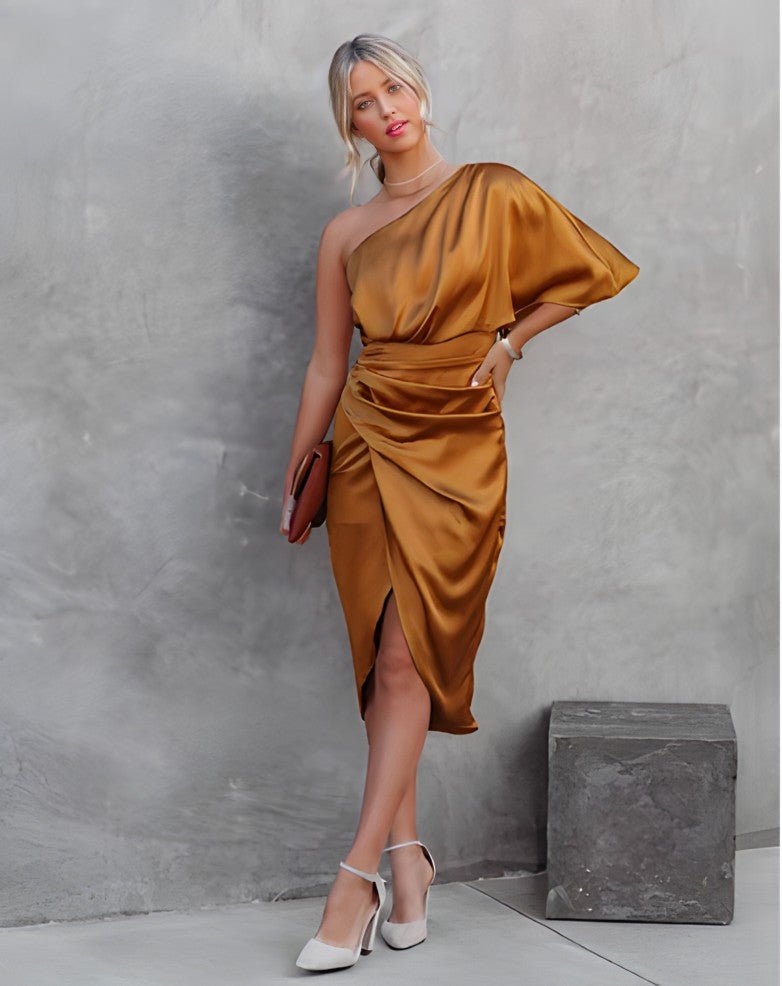 Claudia Salvatore | Midi-festkjole med asymmetrisk design i midnatsblå satin