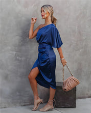 Claudia Salvatore | Midi-festkjole med asymmetrisk design i midnatsblå satin