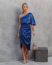 Claudia Salvatore | Midi-festkjole med asymmetrisk design i midnatsblå satin