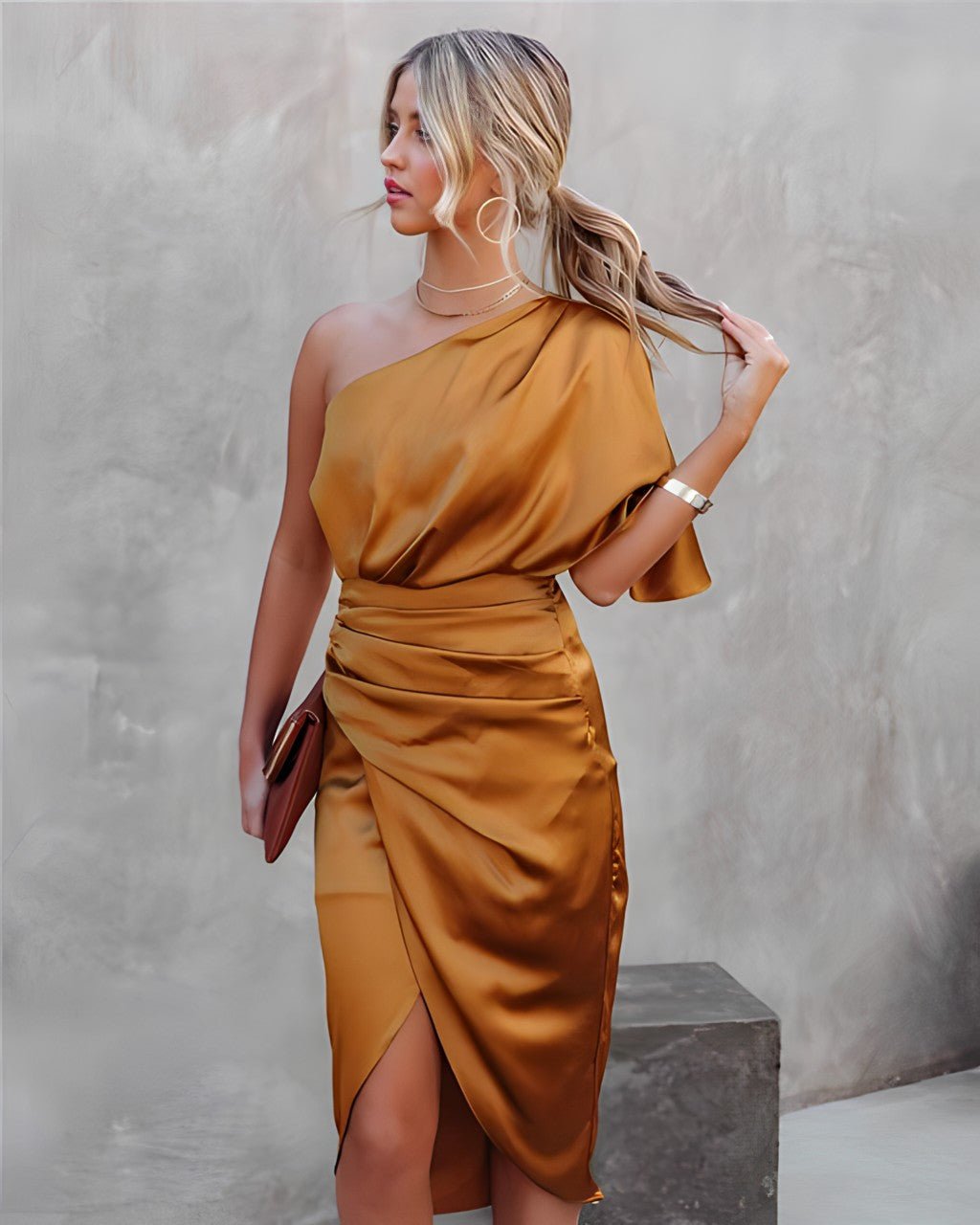 Claudia Salvatore | Midi-festkjole med asymmetrisk design i midnatsblå satin