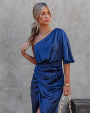 Claudia Salvatore | Midi-festkjole med asymmetrisk design i midnatsblå satin