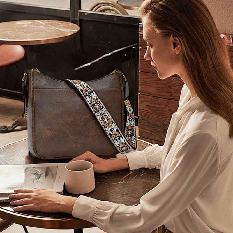 Trine Madsen | Crossbody taske i cognacbrun faux læder med boho skulderrem