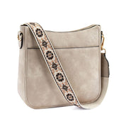Trine Madsen | Crossbody taske i cognacbrun faux læder med boho skulderrem