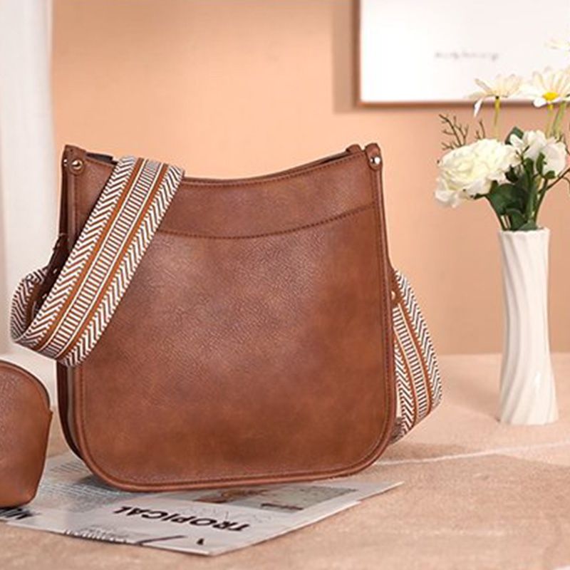 Trine Madsen | Crossbody taske i cognacbrun faux læder med boho skulderrem