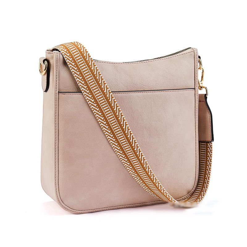 Trine Madsen | Crossbody taske i cognacbrun faux læder med boho skulderrem