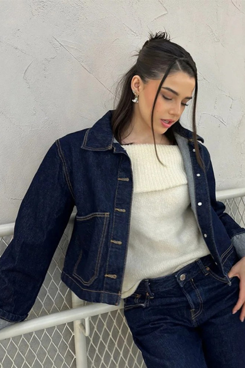 Stella Blackwell | Cropped denimjakke i mørk vask med kontrastsyning