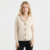 Regitze Kjærsgaard | Cardigan mit Kragen aus luxuriösem Strick