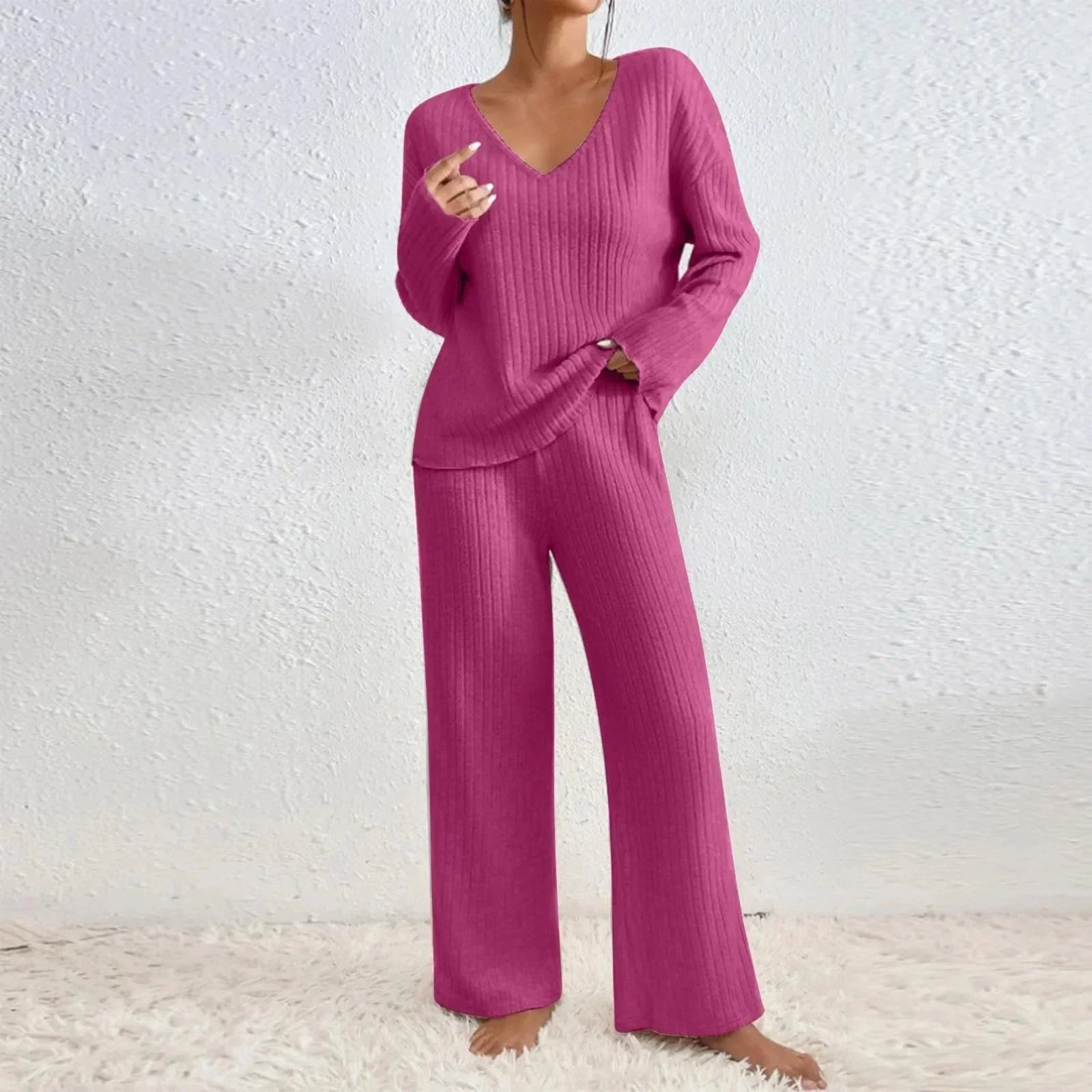 Lotte Andersen | Ribstrikket pyjamasæt med V-hals i beige
