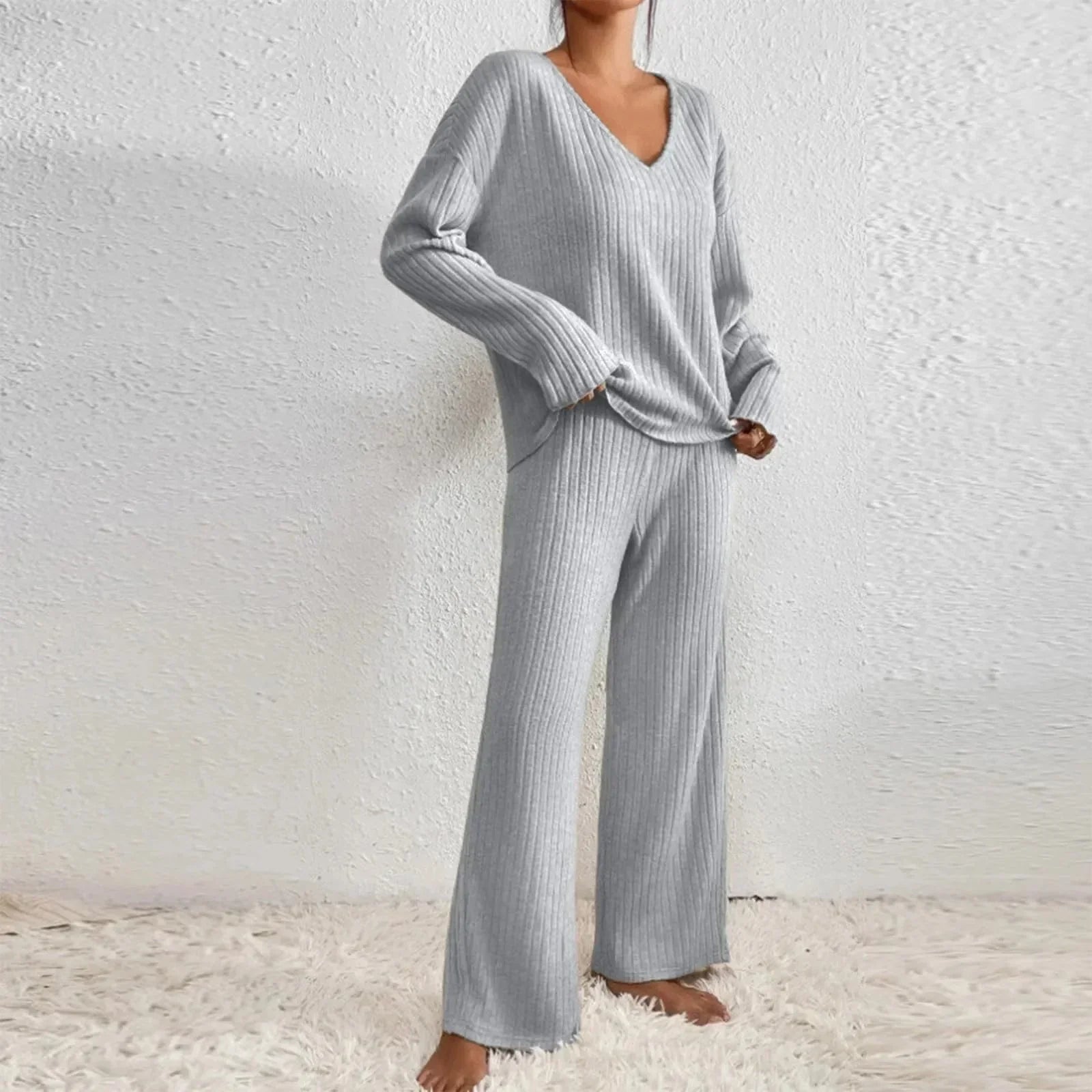 Lotte Andersen | Ribstrikket pyjamasæt med V-hals i beige