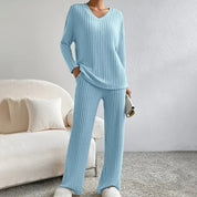 Lotte Andersen | Ribstrikket pyjamasæt med V-hals i beige