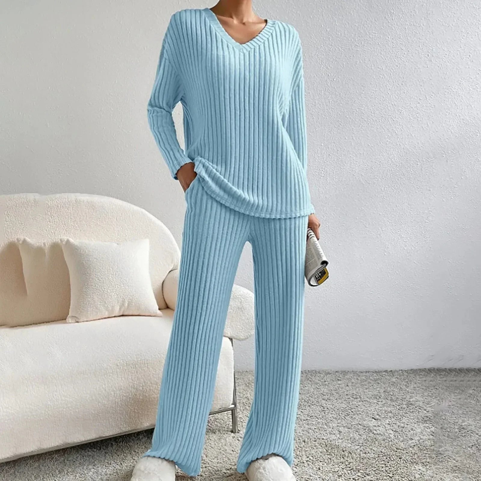 Lotte Andersen | Ribstrikket pyjamasæt med V-hals i beige