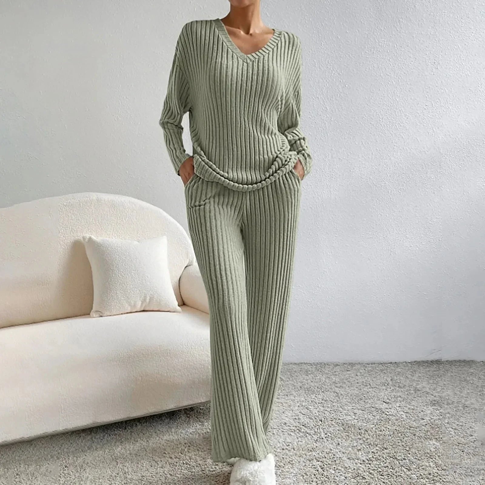 Lotte Andersen | Ribstrikket pyjamasæt med V-hals i beige