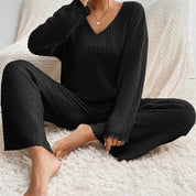 Lotte Andersen | Ribstrikket pyjamasæt med V-hals i beige