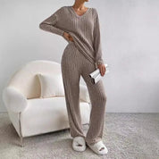 Lotte Andersen | Ribstrikket pyjamasæt med V-hals i beige