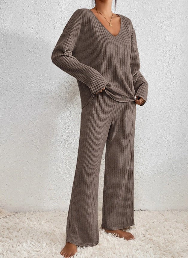 Lotte Andersen | Ribstrikket pyjamasæt med V-hals i beige